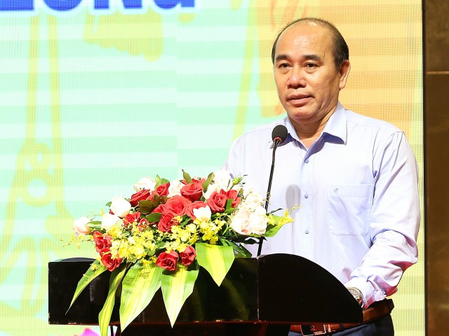 Ông Ngô Minh Hiển, Tổng giám đốc Công ty cổ phần Xuất nhập khẩu thủy sản Năm Căn (Cà Mau) phát biểu tại Hội nghị