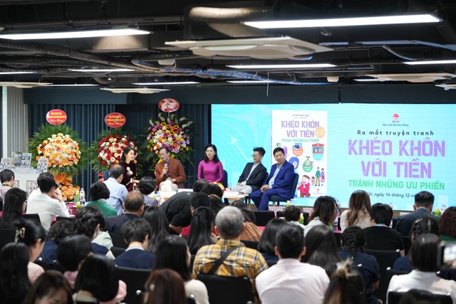 Các tác giả và khách mời giao lưu với bạn đọc