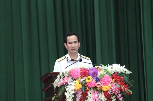 Chuẩn đô đốc Nguyễn Hữu Thoan, Bí thư Đảng uỷ, Chính uỷ Vùng 5 Hải quân phát biểu tại gặp mặt