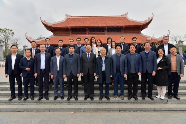 Các đại biểu chụp hình lưu niệm tại Khu tưởng niệm các vị tiền bối cách mạng