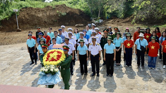 Đoàn công tác dâng hương tại Đài tưởng niệm các anh hùng liệt sỹ tại huyện đảo Cồn Cỏ, tỉnh Quảng Trị.