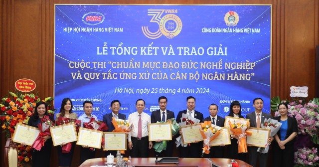 Ông Đào Minh Tú, Phó Thống đốc Thường trực NHNN, Chủ tịch Công đoàn Ngân hàng Việt Nam trao Bằng khen của Ban Chấp hành Công đoàn Việt Nam cho 10 tập thể là Vụ, Cục, chi nhánh NHNN, ngân hàng thương mại, Hiệp hội Ngân hàng Việt Nam