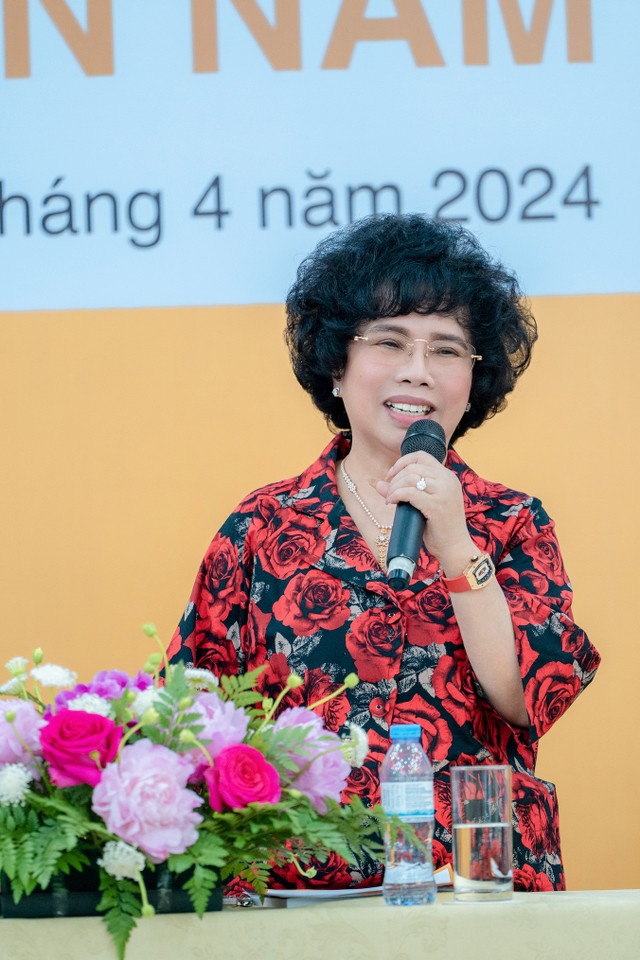 Bà Thái Hương, Phó Chủ tịch HĐQT, Tổng giám đốc BAC A BANK phát biểu và trả lời cổ đông Bà Thái Hương, Phó Chủ tịch HĐQT, Tổng giám đốc BAC A BANK phát biểu và trả lời cổ đông