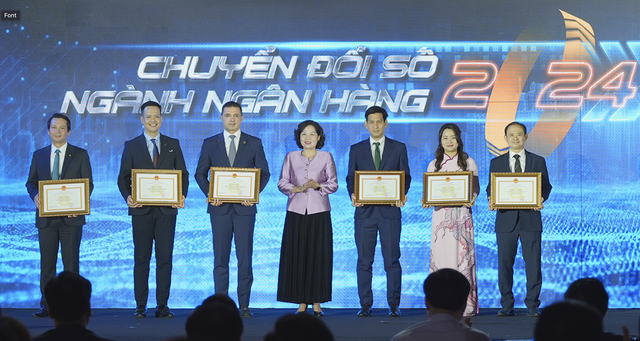 Đại diện VIB cùng các ngân hàng nhận bằng khen từ Thống đốc NHNN.