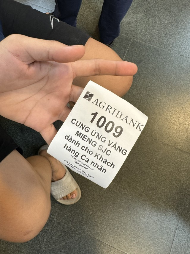 Tú, thanh niên người Bắc Giang, sinh năm 2005 với số thứ tự xếp hàng mua vàng số 09 Tú, thanh niên người Bắc Giang, sinh năm 2005 với số thứ tự xếp hàng mua vàng số 09