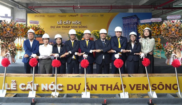 Đại diện LPBank, Ông Hoàng Văn Phúc (ở giữa) - Phó Tổng Giám đốc, ông Phan Lê Khánh (thứ ba từ trái sang) - Trưởng đại diện Văn phòng khu vực, cùng đại diện các đối tác tham dự lễ cất nóc Tháp Ven Sông vào ngày 31/5