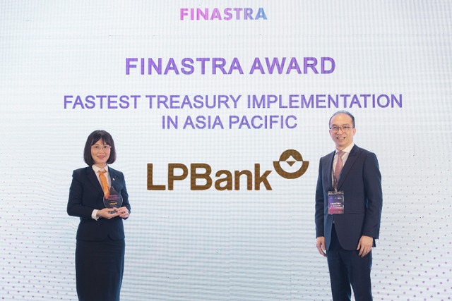Bà Nguyễn Ánh Vân, Phó tổng giám đốc LPBank nhận giải Ngân hàng “Triển khai hệ thống Kondor Treasury nhanh nhất châu Á - Thái Bình Dương”