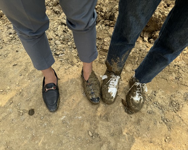 Bề mặt xung quanh nhà điều hành sau 17 ngày nhìn tưởng khô nhưng vẫn chưa khô bởi nhân viên SHB mới đi 2 bước chân đã lún sâu trong bùn. Tương tự, một phóng viên của Đài truyền hình Quốc hội dù đã được cảnh báo nhưng cũng lún trong bùn khi bước lên tác nghiệp.