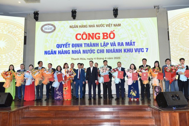 Phó Thống đốc NHNN Phạm Quang Dũng đã trao quyết định cho Ban lãnh đạo NHNN Khu vực 7 cùng các trưởng, phó phòng
