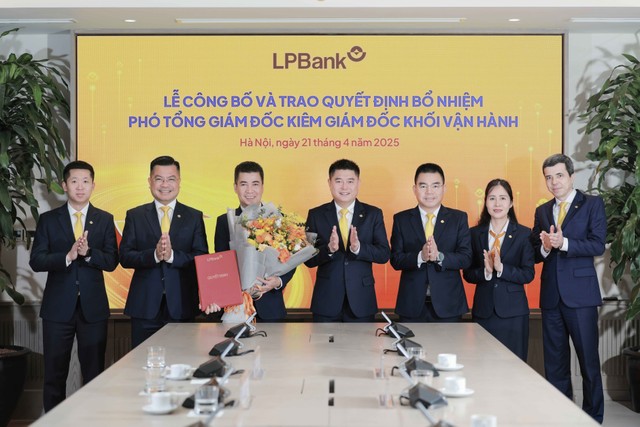 Ban Lãnh đạo LPBank chúc mừng tân Phó tổng giám đốc kiêm Giám đốc Khối Vận hành Ban Lãnh đạo LPBank chúc mừng tân Phó tổng giám đốc kiêm Giám đốc Khối Vận hành