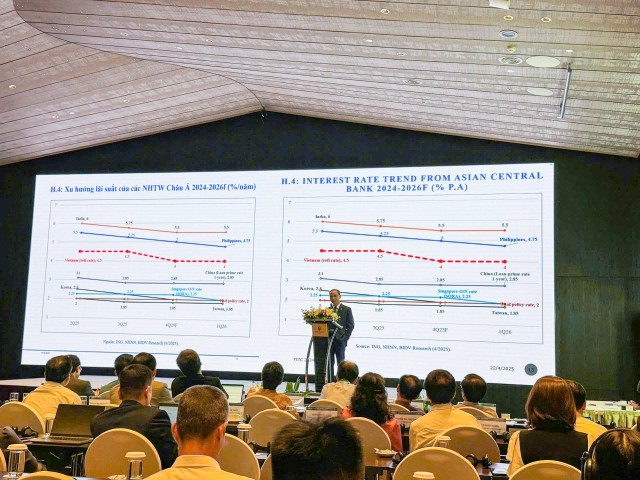 TS. Cấn Văn Lực trình bày tham luận