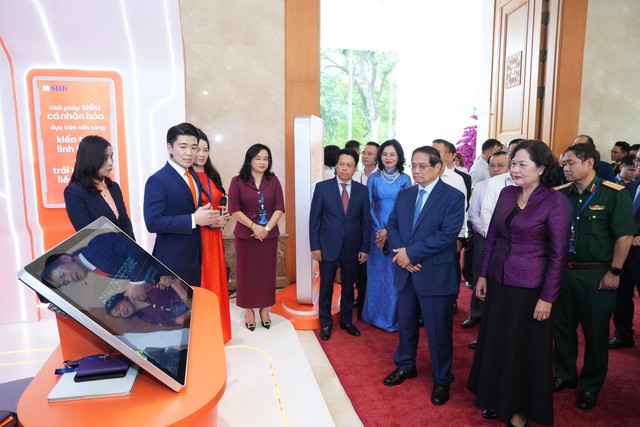 Phó Chủ tịch HĐQT SHB Đỗ Quang Vinh trình bày giải pháp thanh toán tích hợp trước Thủ tướng và lãnh đạo Nhà nước