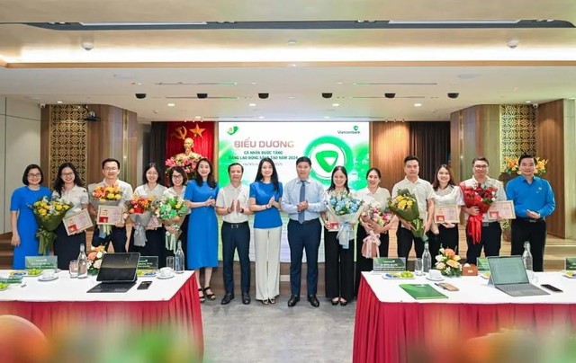 Ban lãnh đạo Vietcombank và đại diện Công đoàn Ngân hàng Việt Nam, Công đoàn Vietcombank chụp ảnh lưu niệm cùng 10 cán bộ được Tổng Liên đoàn Lao động Việt Nam trao tặng “Bằng Lao động sáng tạo” năm 2024