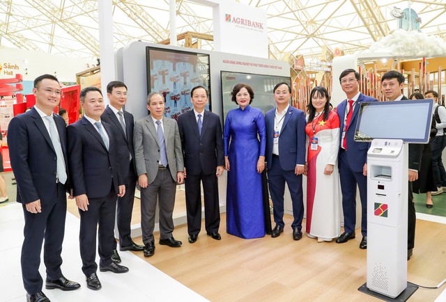 Thống đốc Nguyễn Thị Hồng cùng đoàn đại biểu lãnh đạo Ngân hàng Nhà nước tham quan gian trưng bày triển lãm của Agribank