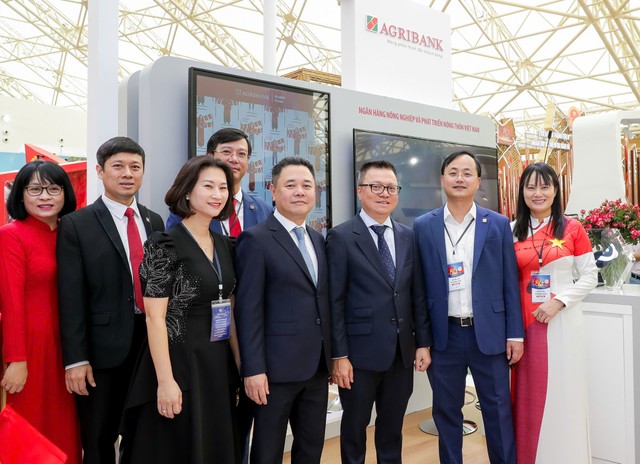 Các đại biểu tham quan khu vực trưng bày triển lãm của Agribank