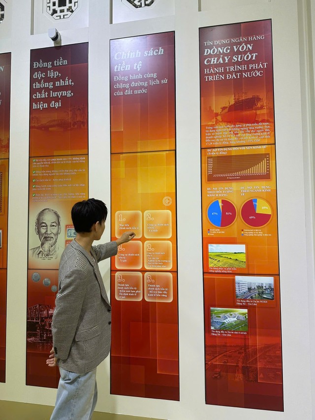 Người dân tham quan gian trưng bày thành tựu ngành ngân hàng tại Triển lãm "80 năm Hành trình Độc lập - Tự do - Hạnh phúc".