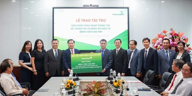 Ông Nguyễn Văn Lập - Giám đốc Vietcombank Chi nhánh TP HCM (đứng thứ 4 từ trái sang) trao tặng bảng tượng trưng tài trợ cho đại diện Bệnh viện Chợ Rẫy