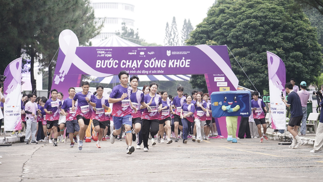 Sinh viên Đại học Ngân hàng tham gia chương trình "Bước Chạy Sống Khoẻ"