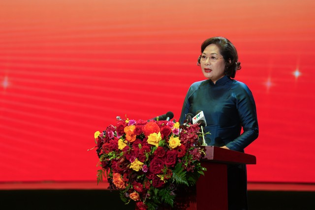 Thống đốc Nguyễn Thị Hồng khẳng định: “Năm năm qua, mặc dù phải đối mặt với rất nhiều khó khăn, thách thức, nhưng toàn ngành ngân hàng đã nêu cao tinh thần đoàn kết, nỗ lực. Vượt qua mọi khó khăn, thử thách, phấn đấu hoàn thành xuất sắc mọi nhiệm vụ chính trị được giao. Góp phần quan trọng trong kiểm soát lạm phát, ổn định kinh tế vĩ mô và thúc đẩy nền kinh tế phục hồi, phát triển mạnh mẽ”. Thống đốc Nguyễn Thị Hồng khẳng định: “Năm năm qua, mặc dù phải đối mặt với rất nhiều khó khăn, thách thức, nhưng toàn ngành ngân hàng đã nêu cao tinh thần đoàn kết, nỗ lực. Vượt qua mọi khó khăn, thử thách, phấn đấu hoàn thành xuất sắc mọi nhiệm vụ chính trị được giao. Góp phần quan trọng trong kiểm soát lạm phát, ổn định kinh tế vĩ mô và thúc đẩy nền kinh tế phục hồi, phát triển mạnh mẽ”.