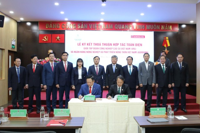 Ông Hoàng Minh Ngọc - Phó tổng giám đốc Agribank và ông Phạm Văn Hỏi Em - Phó tổng giám đốc VRG ký kết Thỏa thuận hợp tác toàn diện