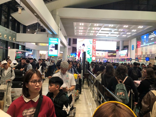 Dòng người nhích từng chút, từng chút... Dòng người nhích từng chút, từng chút...