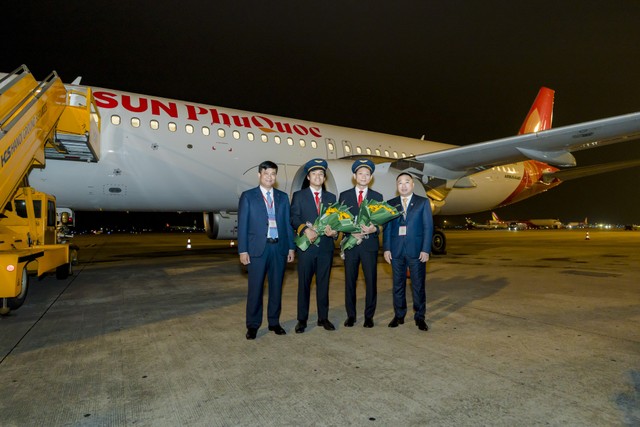 Ông Phạm Toàn Vượng ,Thành viên HĐTV, Tổng giám đốc Agribank cùng lãnh đạo Sun Group và đại diện Công ty TNHH Hàng không Mặt trời Phú Quốc tặng hoa cơ trưởng và cơ phó tàu bay