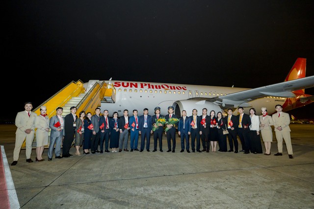 Ông Phạm Toàn Vượng,Thành viên HĐTV, Tổng giám đốc Agribank (thứ 12 từ trái sang) chụp ảnh lưu niệm cùng phi hành đoàn