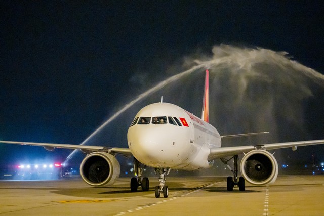 Nghi lễ phun vòi rồng chào đón máy bay