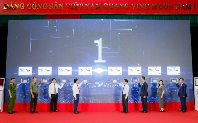 Các đại biểu bấm nút khởi động triển khai mô hình thí điểm Kiosk thông minh và Hệ thống xác thực, cấp bản sao số tài liệu điện tử