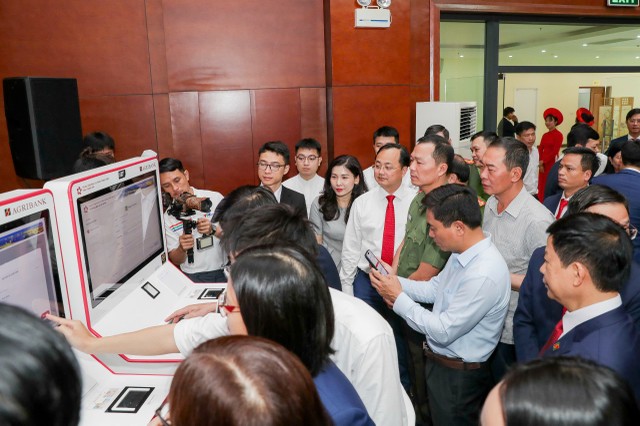 Ông Tô Huy Vũ, Chủ tịch HĐTV Agribank và ông Nguyễn Doãn Anh, Ủy viên Ban Chấp hành Trung ương Đảng, Bí thư Tỉnh ủy tỉnh Thanh Hoá, cùng đại biểu tham gia tra nghiệm mô hình thí điểm Kiosk thông minh và Hệ thống xác thực, cấp bản sao số tài liệu điện tử