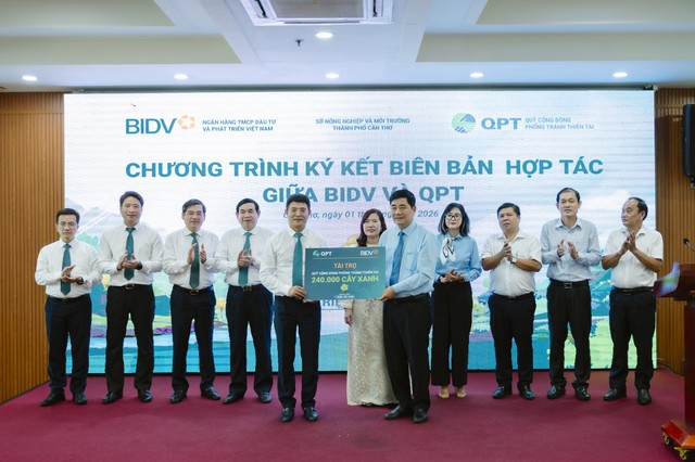 Đại diện Lãnh đạo BIDV trao biển tài trợ QPT 240 nghìn cây xanh