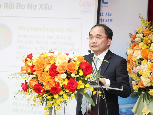 Ông Đặng Đình Thích, quyền Tổng giám đốc VAMC tham luận tại Toạ đàm