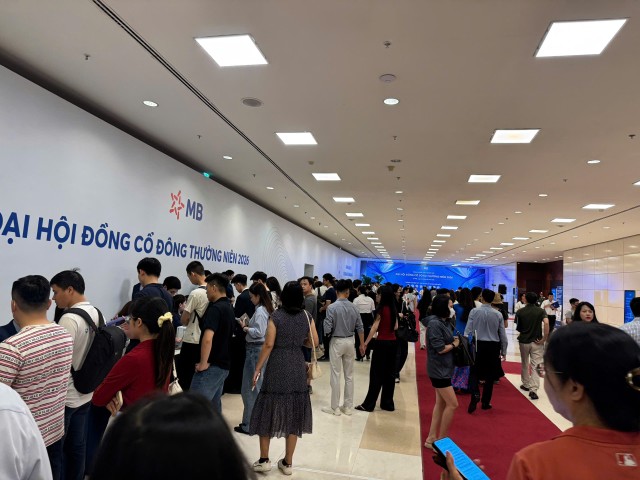 Sự đông đúc ở bàn đăng ký cổ đông vẫn có, nhưng chỉ mang tính cục bộ và không kéo dài.