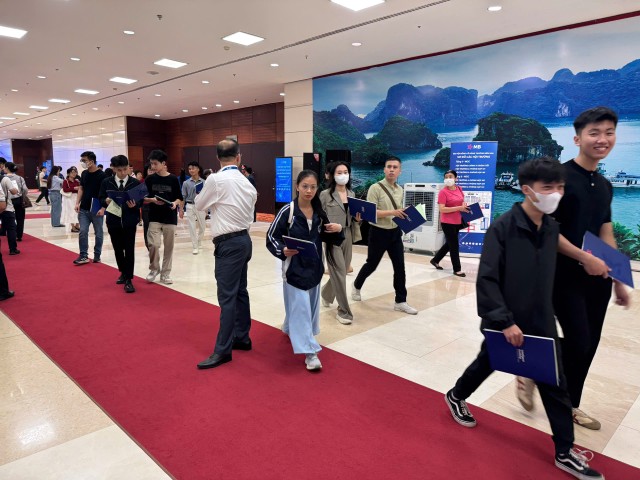 Cổ đông rời khỏi phòng họp