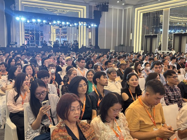 Cổ đông tại phòng họp tầng 1 của khách sạn Melia