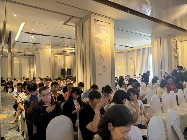 Cổ đông dự họp tại tầng 2 của khách sạn Melia