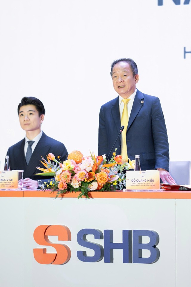 Chủ tịch HĐQT SHB Đỗ Quang Hiển và Phó Chủ tịch HĐQT kiêm Phó Tổng giám đốc Đỗ Quang Vinh với hình ảnh thương hiệu mới