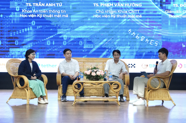 (Từ trái qua) Bà Khuất Bích Thuỷ, TS Trần Anh Tú, TS Phạm Văn Hưởng, TS Đỗ Văn Thuật tham gia phiên thảo luận về các cơ hội nghề nghiệp trong lĩnh vực tài sản mã hoá.