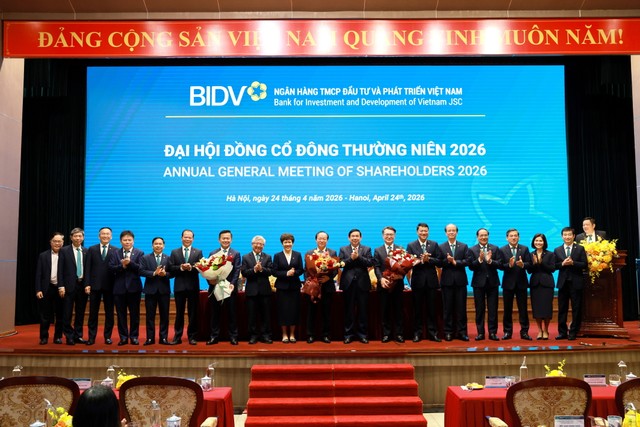HĐQT, Ban Kiểm soát BIDV nhiệm kỳ 2022 - 2027 tặng hoa chúc mừng các thành viên mới