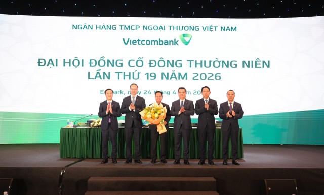 Ban lãnh đạo Vietcombank tặng hoa chúc mừng ông Nguyễn Ngọc Minh (thứ 3 từ trái qua) đã được Đại hội bầu làm thành viên Ban Kiểm soát nhiệm kỳ 2023 - 2028