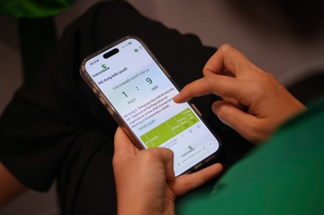 Cổ đông Vietcombank thực hiện biểu quyết và tra cứu thông tin Đại hội qua ứng dụng VCB DigiVote, đánh dấu bước chuyển đổi số trong công tác tổ chức ĐHCĐ