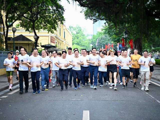 Ông Nguyễn Anh Tuấn, Ủy viên BCH Trung ương Đảng, Bí thư Đảng ủy, Chủ tịch Tổng Liên đoàn Lao động Việt Nam; ông Phạm Đức Ấn, Ủy viên BCH Trung ương Đảng, Bí thư Đảng ủy, Thống đốc NHNN; ông Phạm Tiến Dũng, Ủy viên Ban Thường vụ Đảng ủy, Phó Thống đốc NHNN, Chủ tịch Công đoàn Ngân hàng Việt Nam; ông Phạm Thanh Hà , Ủy viên Ban Thường vụ Đảng ủy, Phó Thống đốc NHNN cùng đại diện Lãnh đạo các đơn vị thuộc NHNN, các TCTD tham dự lễ phát động.