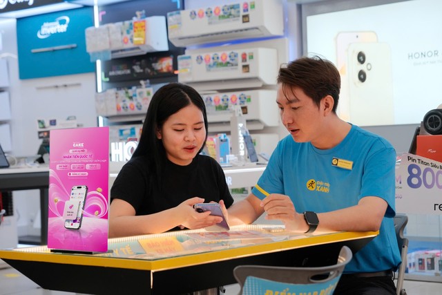 Khách hàng đăng ký dịch vụ nhận tiền quốc tế Cake GlobalX tại Điện máy Xanh