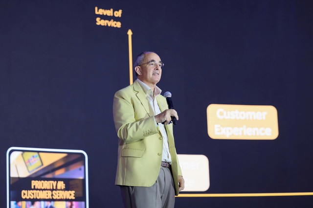 Chuyên gia Robin Speculand trình bày keynote về chủ đề: “Customer Obsession – Lấy khách hàng làm trung tâm như lợi thế cạnh tranh” Chuyên gia Robin Speculand trình bày keynote về chủ đề: “Customer Obsession – Lấy khách hàng làm trung tâm như lợi thế cạnh tranh”