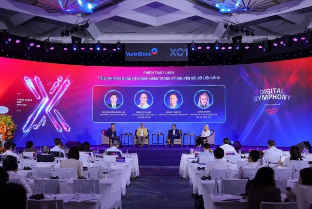 Phiên thảo luận panel “Tái định hình quan hệ khách hàng trong kỷ nguyên số, dữ liệu và AI” Phiên thảo luận panel “Tái định hình quan hệ khách hàng trong kỷ nguyên số, dữ liệu và AI”