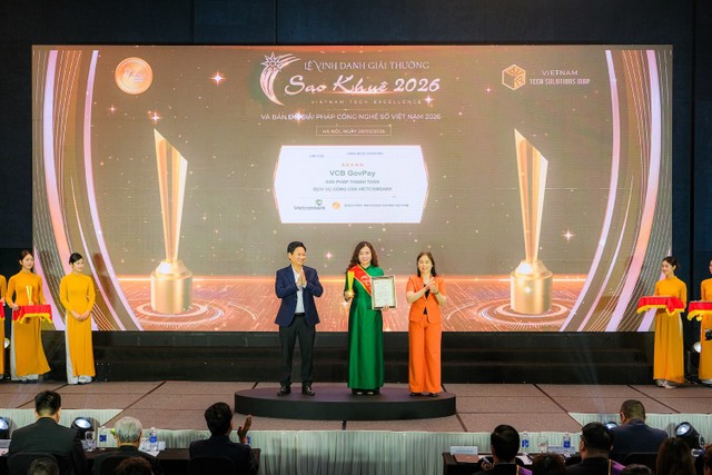 Đại diện Vietcombank, bà Đinh Phương Thu Hà - Giám đốc Ban Khách hàng Doanh nghiệp nhận cúp và chứng nhận xếp hạng 5 sao dành cho giải pháp VCB GovPay