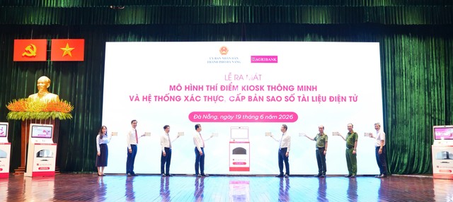 Các đại biểu thực hiện nghi thức ra mắt mô hình Trạm dịch vụ công số tại thành phố Đà Nẵng Các đại biểu thực hiện nghi thức ra mắt mô hình Trạm dịch vụ công số tại thành phố Đà Nẵng