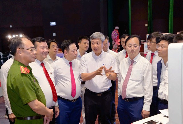 Các đại biểu trải nghiệm dịch vụ xác thực, cấp bản sao số tài liệu điện tử trên Trạm dịch vụ công số do Agribank tài trợ tại thành phố Đà Nẵng Các đại biểu trải nghiệm dịch vụ xác thực, cấp bản sao số tài liệu điện tử trên Trạm dịch vụ công số do Agribank tài trợ tại thành phố Đà Nẵng