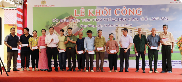 Nhân dịp này, ông Tô Huy Vũ , Chủ tịch HĐTV Agribank, chính quyền và Công an tỉnh Lạng Sơn trao tặng những phần quà ý nghĩa tới các hộ gia đình chính sách có hoàn cảnh khó khăn trên địa bàn xã Thụy Hùng, thể hiện sự quan tâm, sẻ chia và trách nhiệm đối với cộng đồng. Nhân dịp này, ông Tô Huy Vũ , Chủ tịch HĐTV Agribank, chính quyền và Công an tỉnh Lạng Sơn trao tặng những phần quà ý nghĩa tới các hộ gia đình chính sách có hoàn cảnh khó khăn trên địa bàn xã Thụy Hùng, thể hiện sự quan tâm, sẻ chia và trách nhiệm đối với cộng đồng.