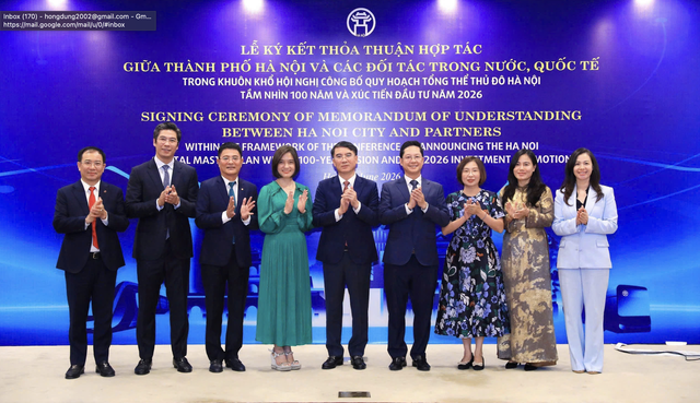 Ông Đoàn Ngọc Lưu, Phó Tổng Giám đốc Agribank (ngoài cùng bên trái) cùng đại diện lãnh đạo thành phố Hà Nội và các đối tác tham dự Lễ ký kết thỏa thuận hợp tác về huy động nguồn lực cho các chương trình, dự án phát triển kinh tế - xã hội của Thủ đô